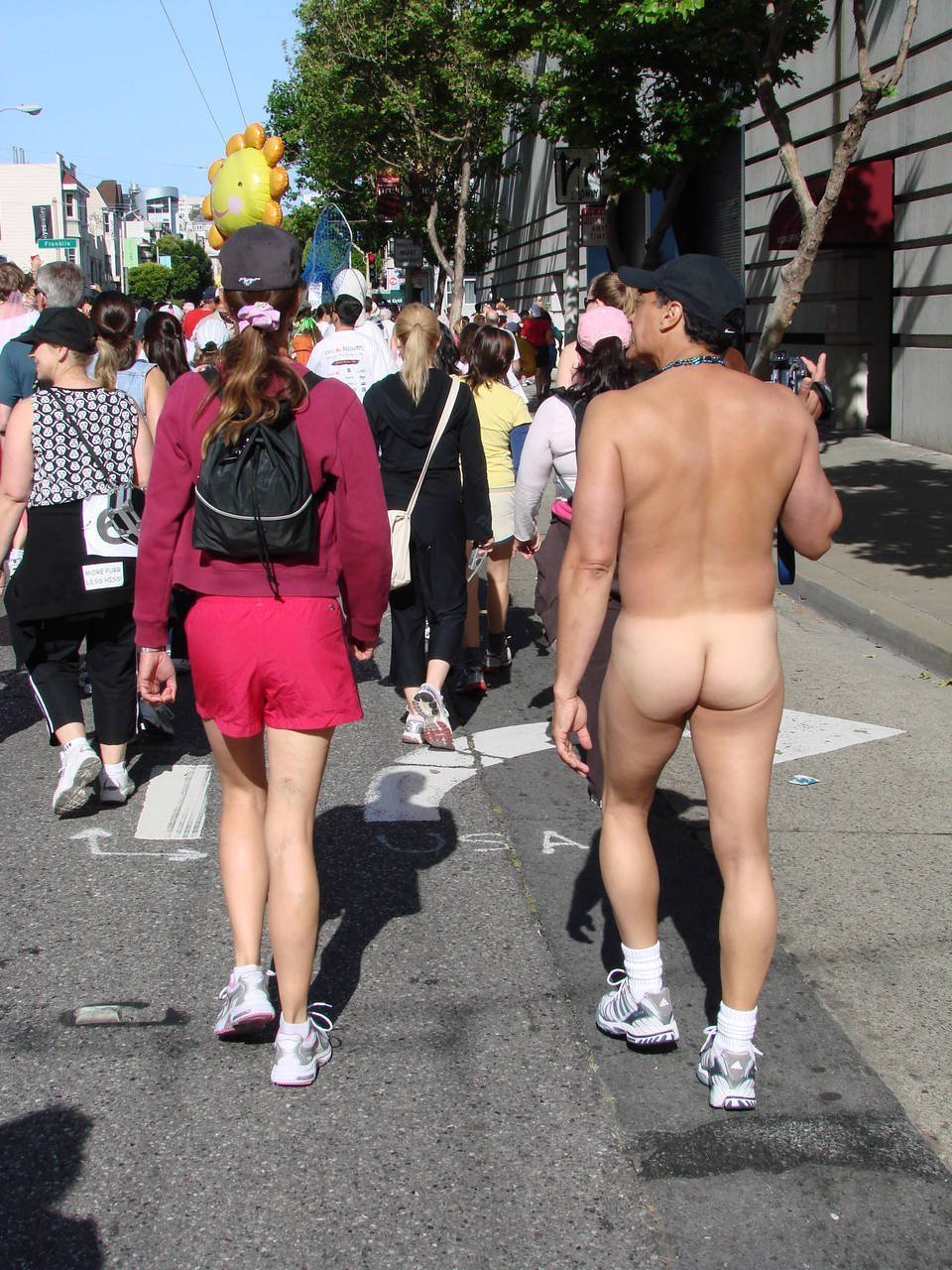 голые парни с одетыми девушками по улице фото 69