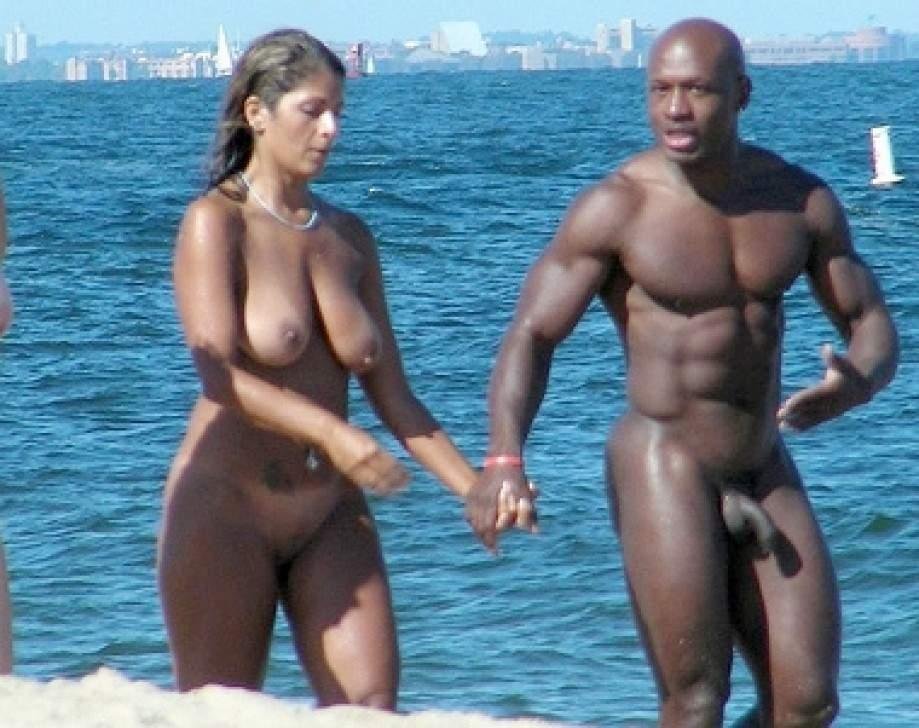 Белые женщины едут на отдых ради пляжного секса с большим черным членом