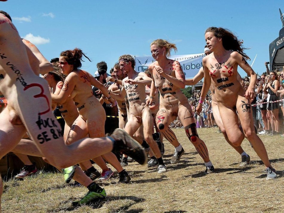 бег голых женщин