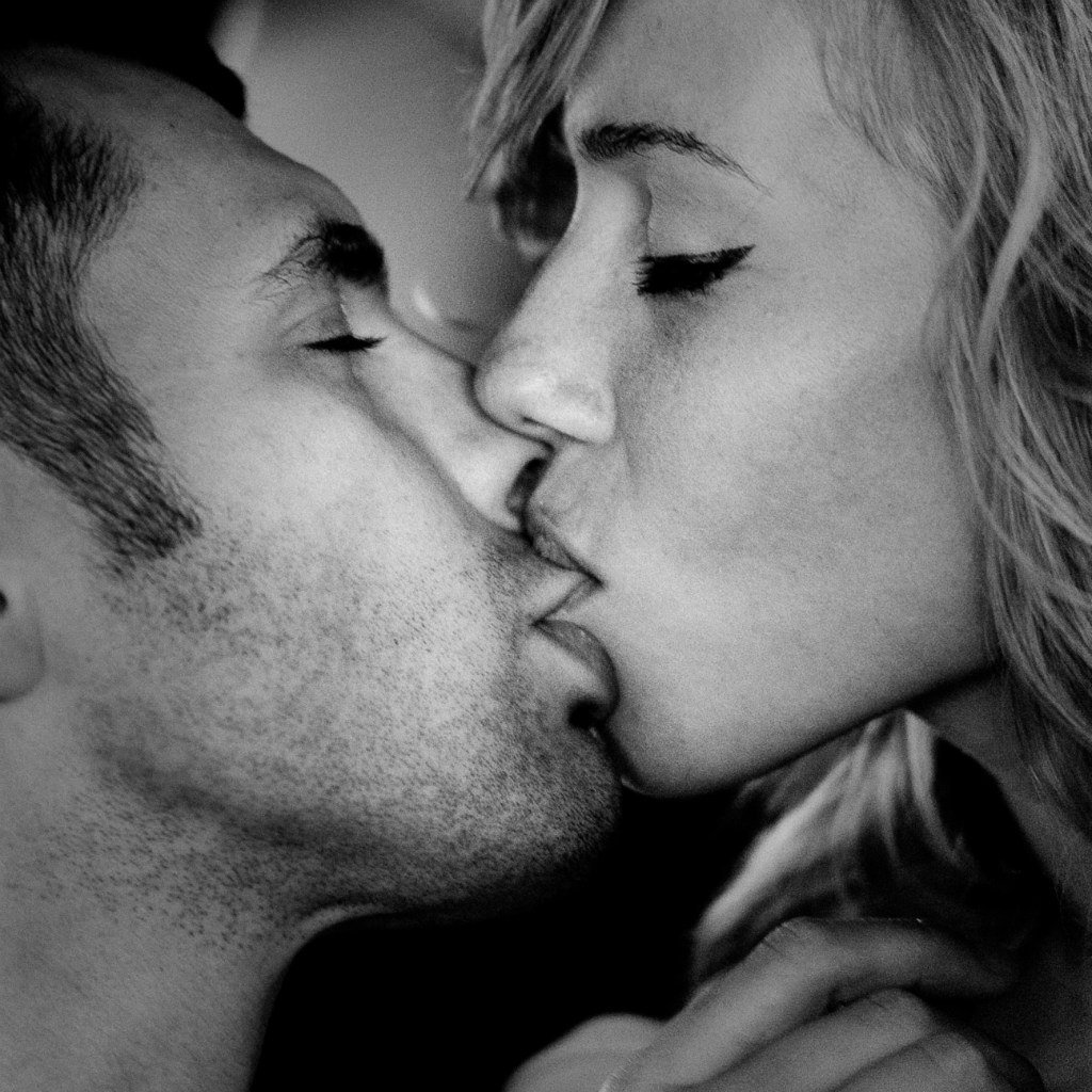 Где муж и жена целовались. Страстный поцелуй. Сладкий поцелуй. Страстный поцелуй с языком. Самый страстный поцелуй.
