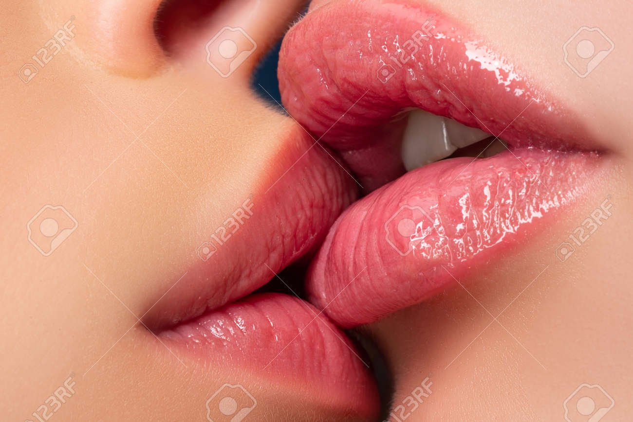 лесби целуются в губы фото 83
