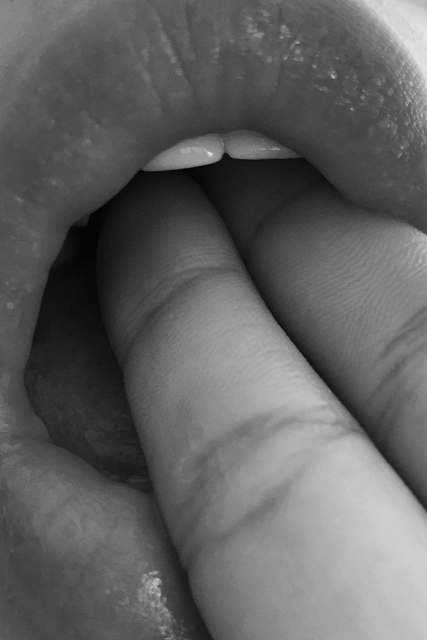 Пальцы во рту (51 фото)
