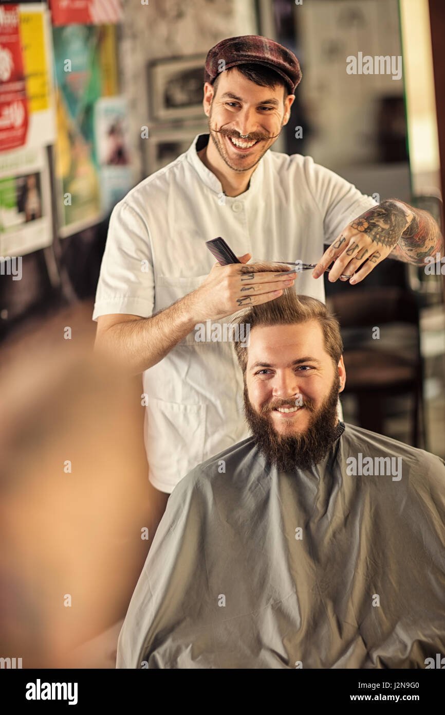 голые парни в парикмахерской
