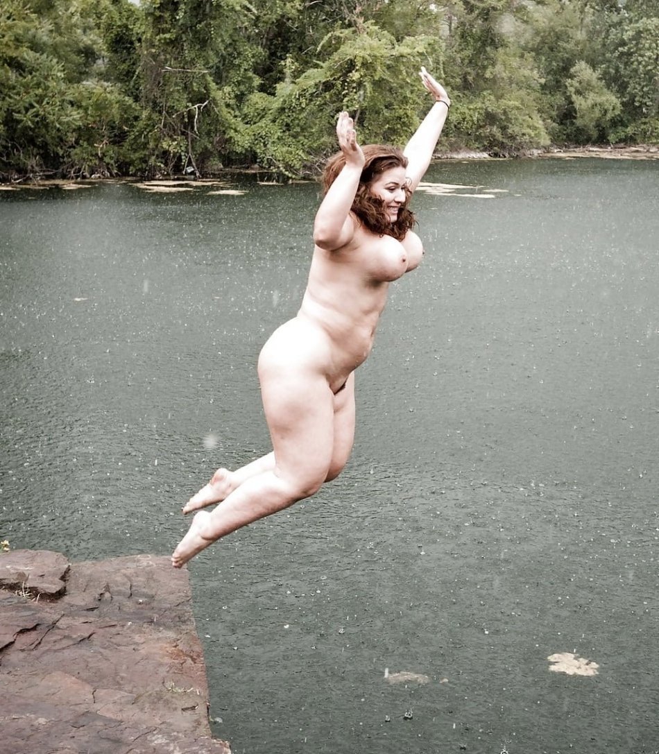 Порно видео: прыжки в воду голышом