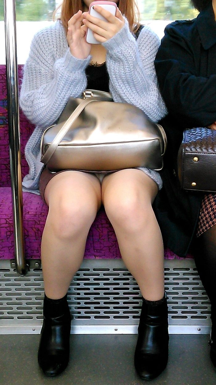 Попки под юбками в метро (73 фото)