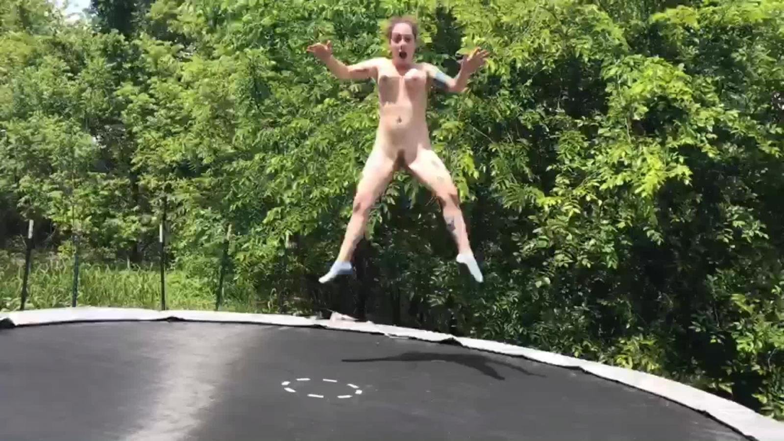 голая девушка прыгает на батуте
