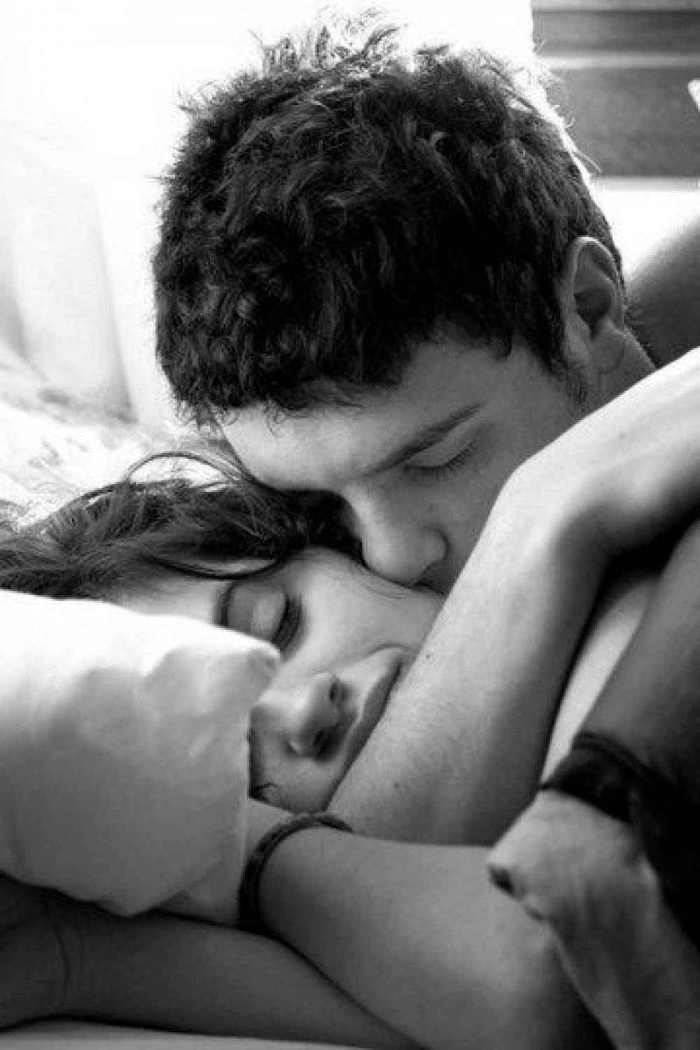 Сон мужчина целует руку. Страстные объятия. Объятия и поцелуи. Страстные поцелуи. Нежные страстные поцелуи.