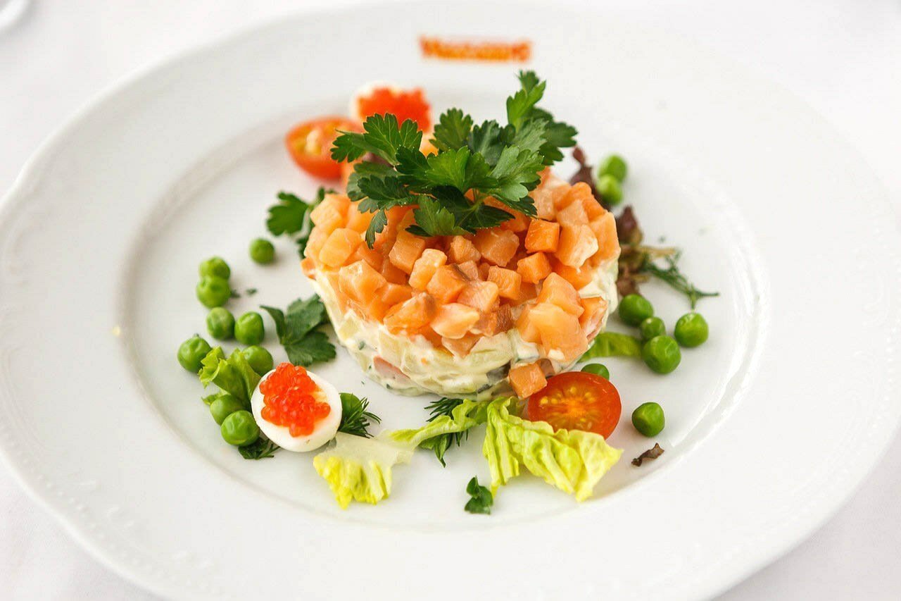 Салат креветки рыба икра. Salat Оливье. Оливье с семгой. Оливье с семгой слабосоленой. Оливье с лососем.