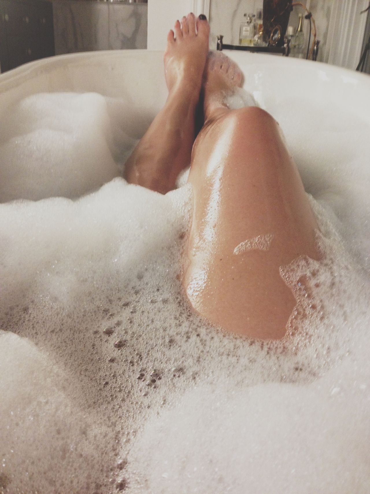 Девушка в ванной ноги (61 фото) - секс фото
