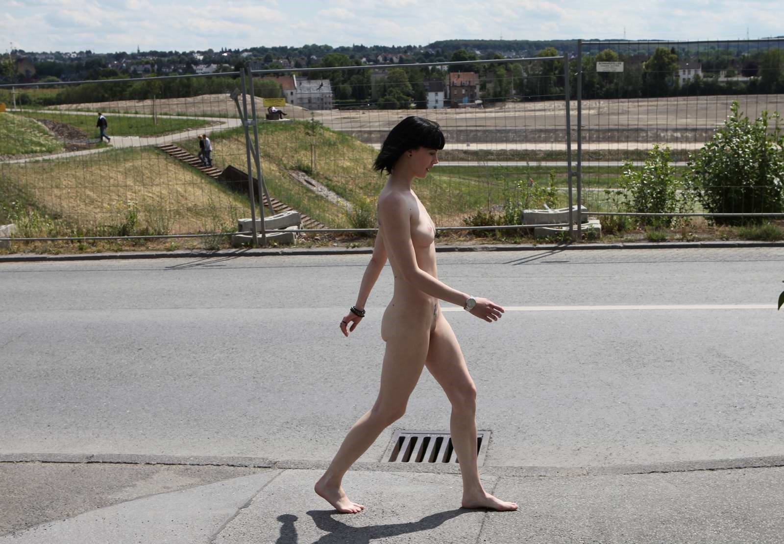 голая гуляет на улице фото фото 94
