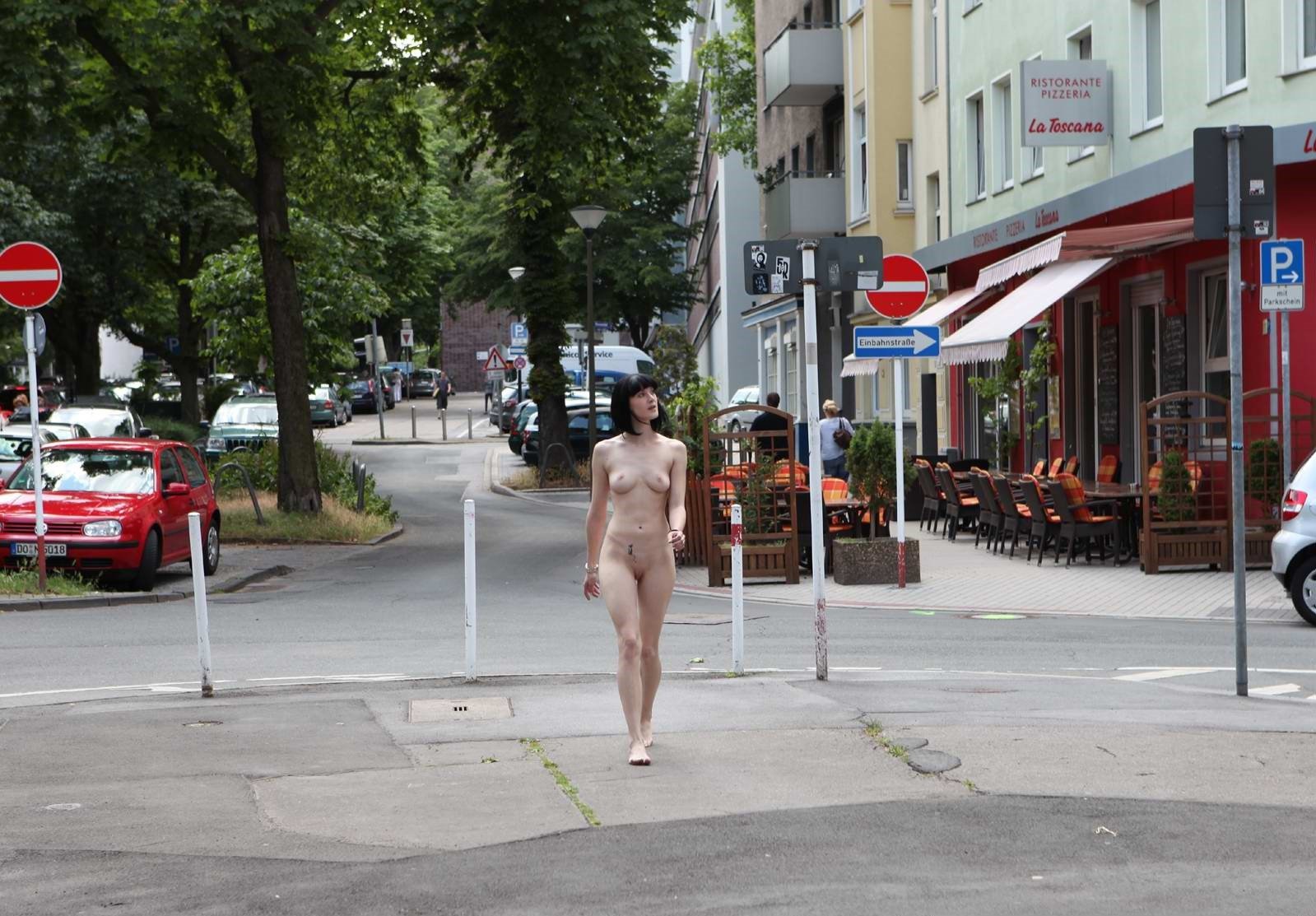 голая гуляет по улице фото фото 55