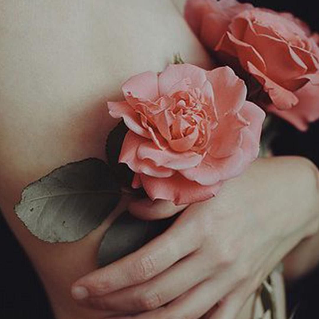 голая женщина с розой