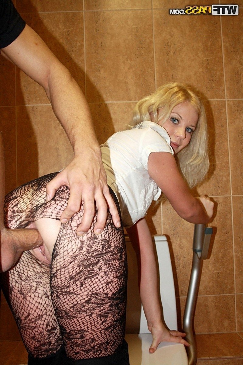 пикаперы трахают девку в туалете фото 38