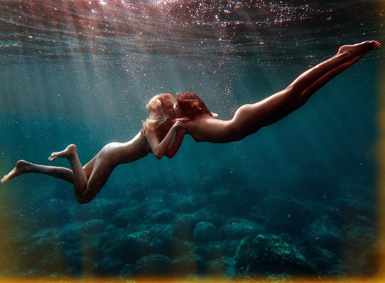 Подводные съемки голых девушек