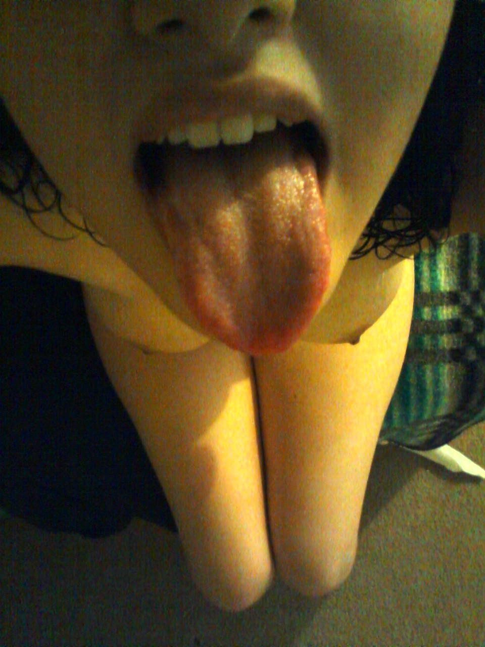 Девушка высунула язык (73 фото)