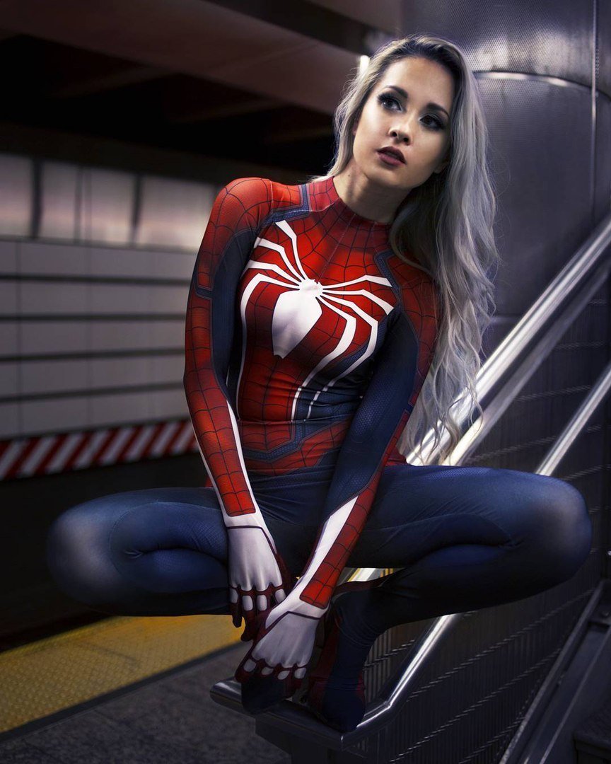 голая девушка в костюме человека паука