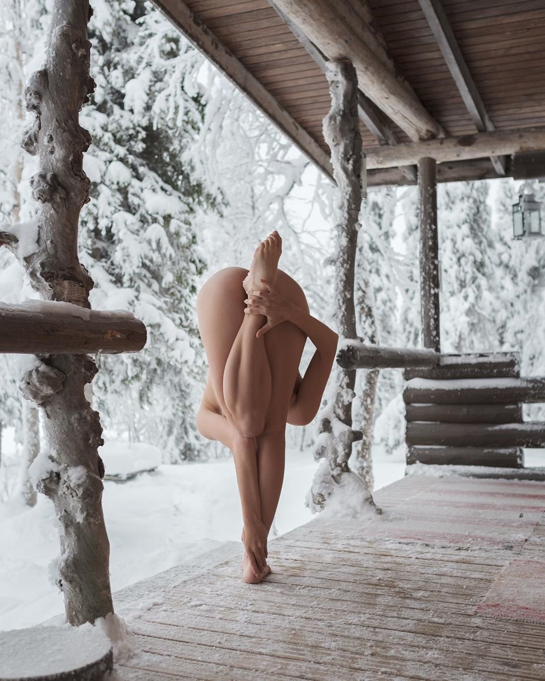 голые девушки на снегу босиком