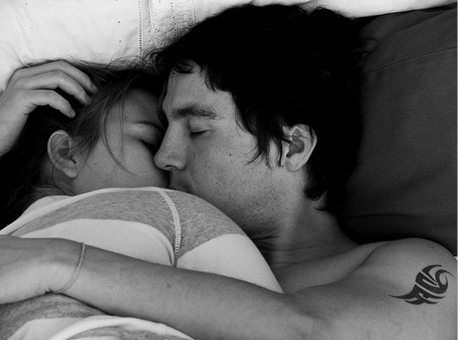 Мужчины спят вместе. Объятия влюбленных. Спать с любимым. Объятия в постели.