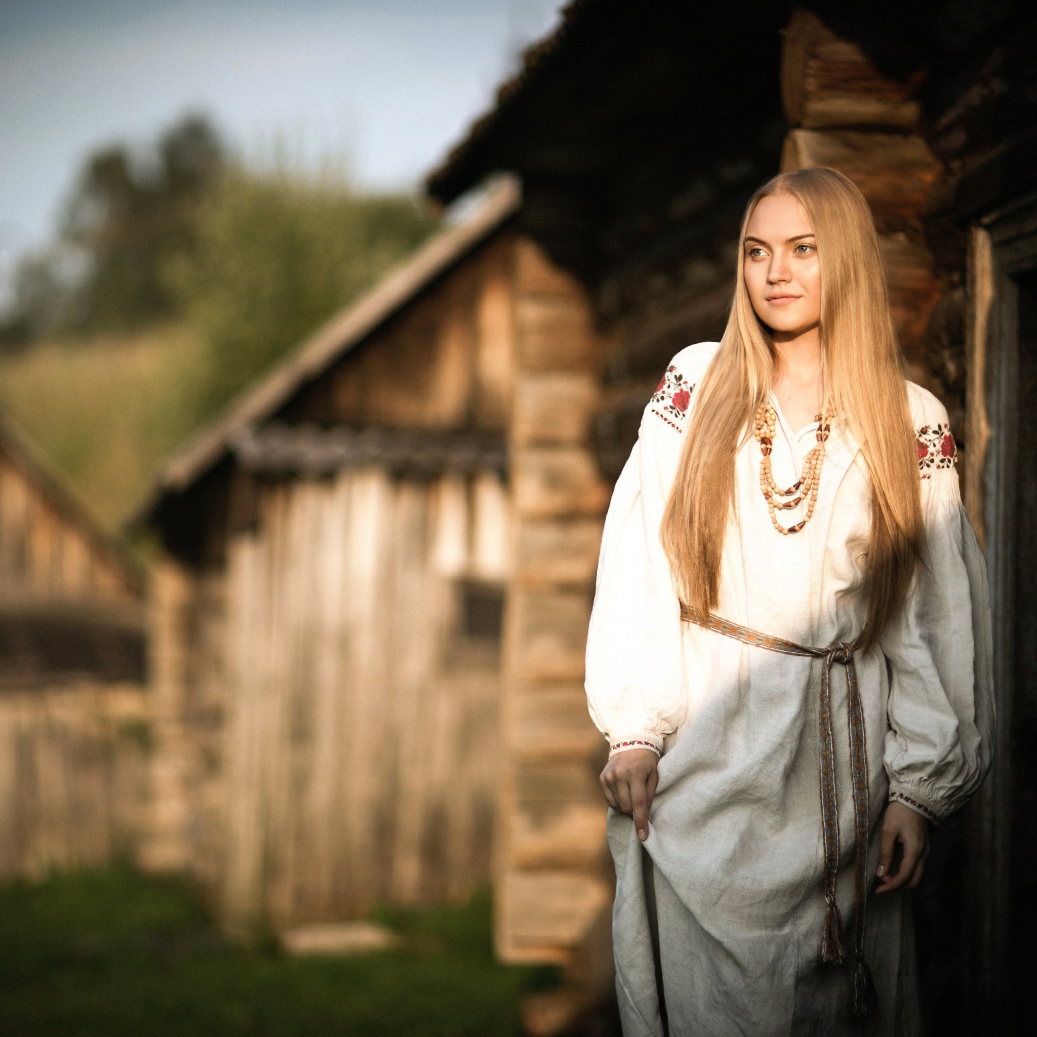 Время девушек. Славяне. Красивые девушки в русских селениях. Русь фотосессия. Славянская девушка в полный рост.