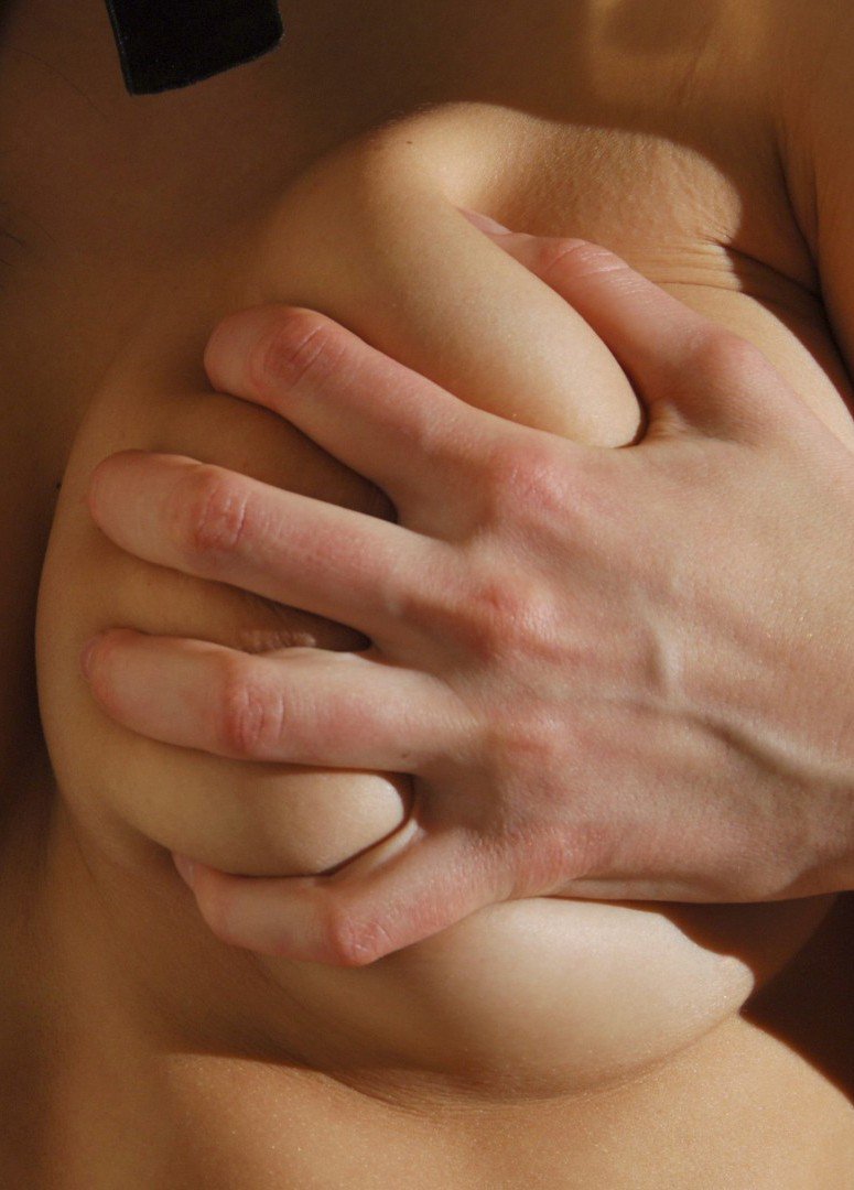 трогать грудь женщин фото 102