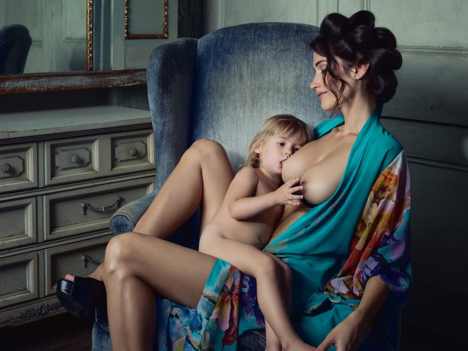 Эмма Синклер кормит грудью в нижнем белье — Порно от real-watch.ru