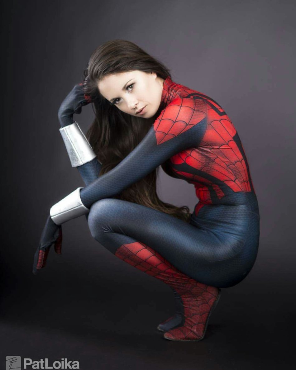 голая девушка в костюме человека паука