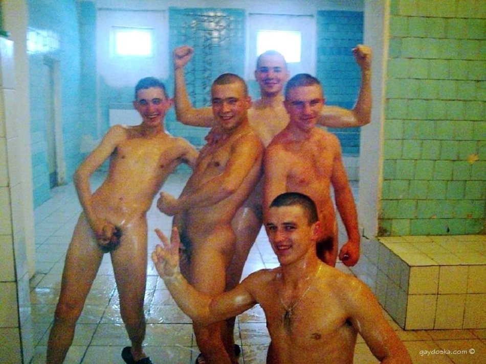 Голые солдаты в бане (87 фото)