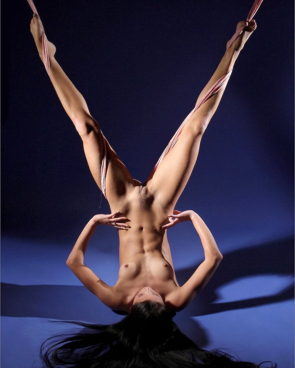 Гимнастка занимается в спортзале голышом (14 фото)