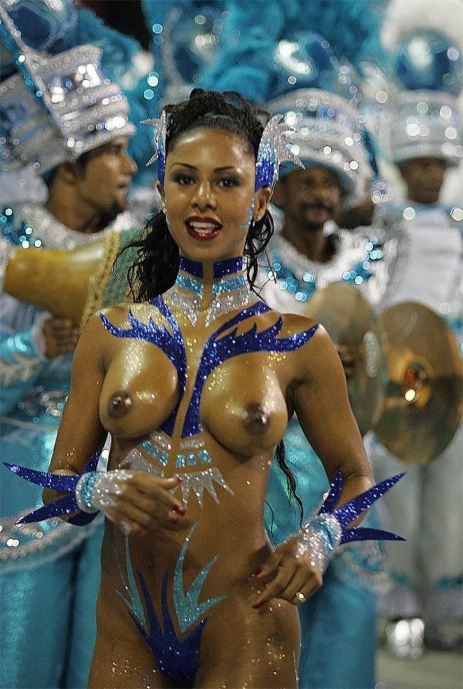 бразильский карнавал с голыми титьками